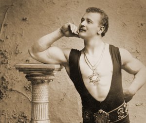 Eugen Sandow, i klassisk oldgræsk-romersk positur, ca. 1894